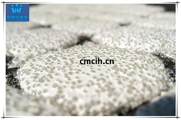 面撒(sa)反(fan)光(guang)玻璃珠